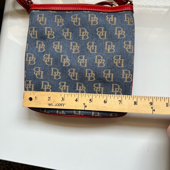 VINTAGE Dooney & Bourke Signature Letter Carrier denim crossbody with red trim - Picture 7 of 10